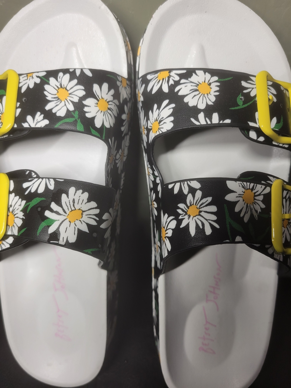 Betsey Johnson Daisy Print Black Slide Sandals with Yellow Buckles Size 7 - Picture 2 of 7